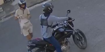 Vídeo mostra momento em que criminosos roubam bolsa de mulher e escapam de moto no Nova Cidade
