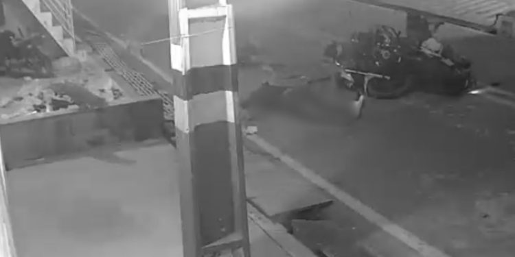 Veja o momento em que motos colidem vi0entament3 em Tapauá