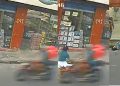 Vídeo forte: moto acerta mulher nas pernas e arremessa pedestre no chão em Manaus