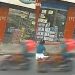 Vídeo forte: moto acerta mulher nas pernas e arremessa pedestre no chão em Manaus