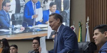 Adjuto Afonso é eleito presidente da Aleam com apoio de Roberto Cidade
