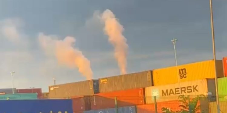 Vídeo: Fábrica é evacuada após vazamento de gás e moradores relatam forte cheiro em Manaus