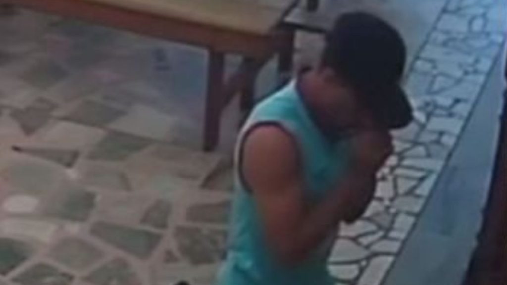 Vídeo: Homem se ajoelha para “rezar” e aproveita igreja vazia para furtar dinheiro de cofre