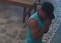 Vídeo: Homem se ajoelha para “rezar” e aproveita igreja vazia para furtar dinheiro de cofre
