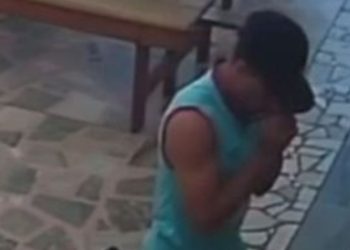 Vídeo: Homem se ajoelha para “rezar” e aproveita igreja vazia para furtar dinheiro de cofre
