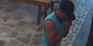 Vídeo: Homem se ajoelha para “rezar” e aproveita igreja vazia para furtar dinheiro de cofre