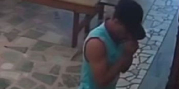 Vídeo: Homem se ajoelha para “rezar” e aproveita igreja vazia para furtar dinheiro de cofre
