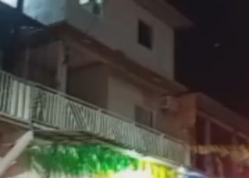 Ataque a tiros deixa casa crivada de balas na Compensa; veja o vídeo