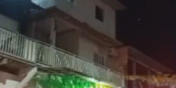 Ataque a tiros deixa casa crivada de balas na Compensa; veja o vídeo