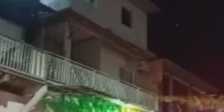 Ataque a tiros deixa casa crivada de balas na Compensa; veja o vídeo