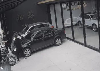 Dupla finge assalto e acaba baleada por policial civil; veja o vídeo