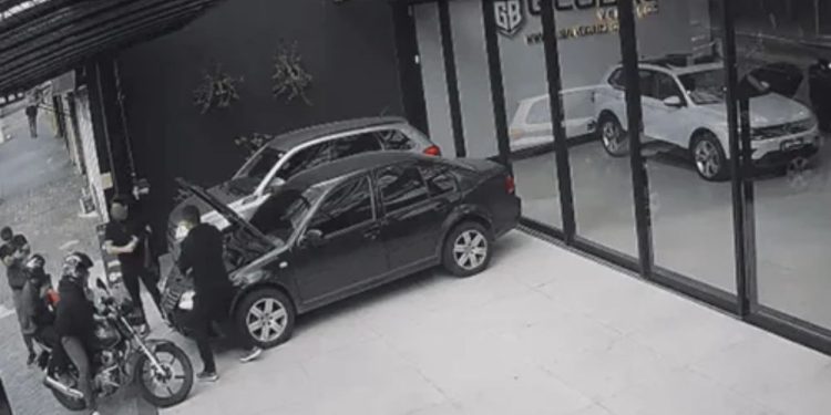 Dupla finge assalto e acaba baleada por policial civil; veja o vídeo