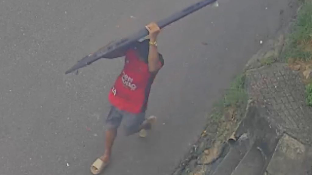 Vídeo: De tornozeleira eletrônica, homem é acusado de furtar TV de residência em Manaus