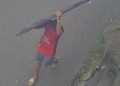 Vídeo: De tornozeleira eletrônica, homem é acusado de furtar TV de residência em Manaus
