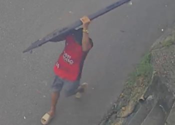 Vídeo: De tornozeleira eletrônica, homem é acusado de furtar TV de residência em Manaus
