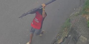 Vídeo: De tornozeleira eletrônica, homem é acusado de furtar TV de residência em Manaus
