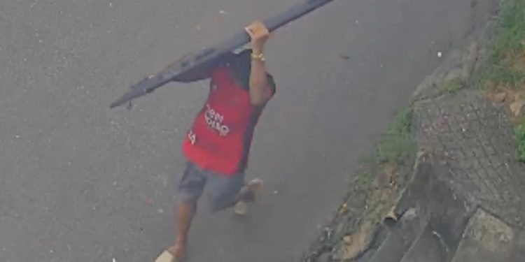 Vídeo: De tornozeleira eletrônica, homem é acusado de furtar TV de residência em Manaus