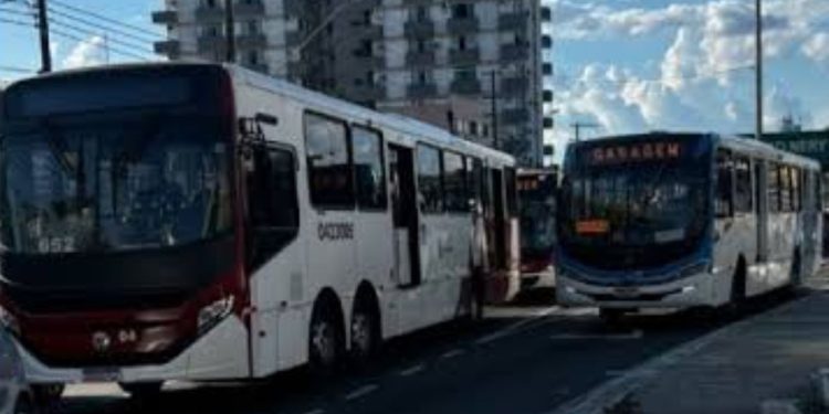 Justiça manda ônibus voltarem às ruas e aplica multa de R$ 120 mil por hora em caso de descumprimento