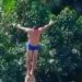 Vídeo flagra instante em que lancha acerta homem após mergulho em rio