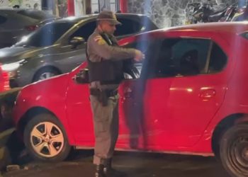 Após atingir vários veículos, motorista perde controle e bate em bloco de concreto em Manaus