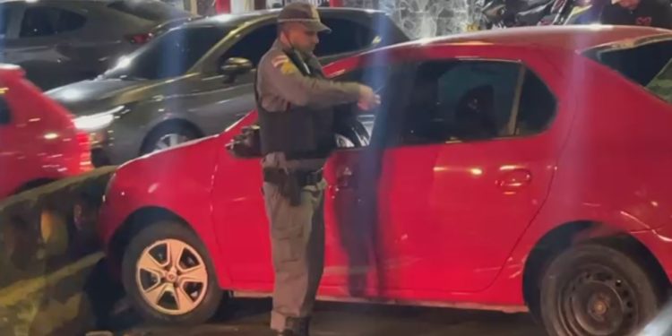 Após atingir vários veículos, motorista perde controle e bate em bloco de concreto em Manaus