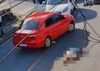 Vídeo: motoqueiro “apaga” após atingir ônibus no bairro Petrópolis