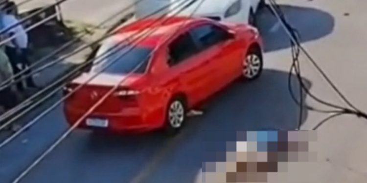 Vídeo: motoqueiro “apaga” após atingir ônibus no bairro Petrópolis