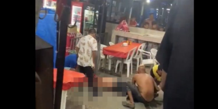 Vídeo: população se junta e enche suspeit0 de p0rrada em Manaus até ele apagar
