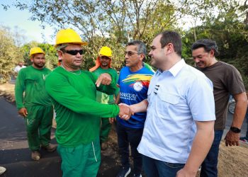 Governador Roberto Cidade fiscaliza as obras de pavimentação em Manicoré