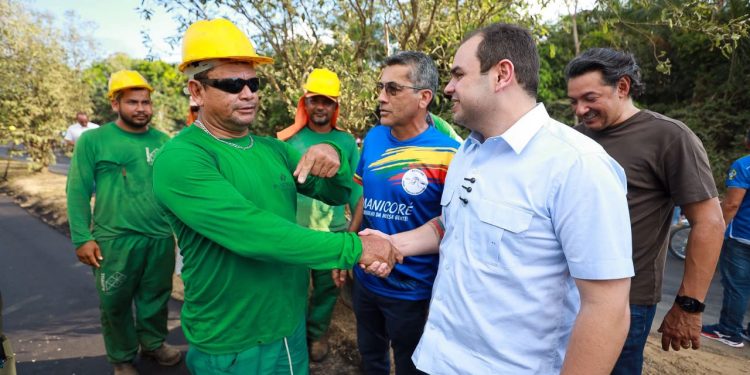 Governador Roberto Cidade fiscaliza as obras de pavimentação em Manicoré