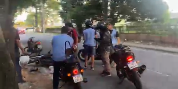 Vídeo: Motociclista t0mba no chão após ac1dente gr@ve em frente ao Ifam