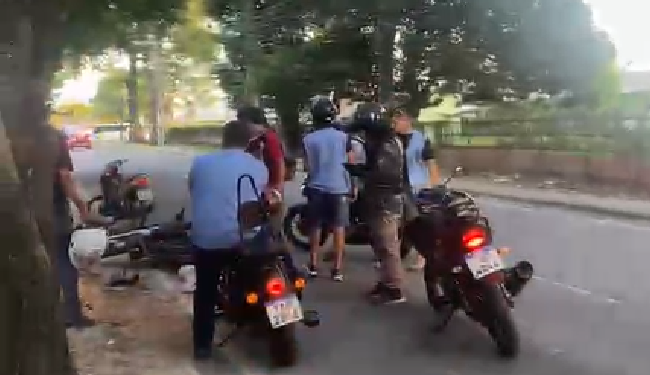 Vídeo: Motociclista t0mba no chão após ac1dente gr@ve em frente ao Ifam