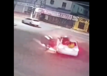 Vídeo: Entregadora fica f3rida após táxi avançar cruzamento e atingir moto na Grande Circular