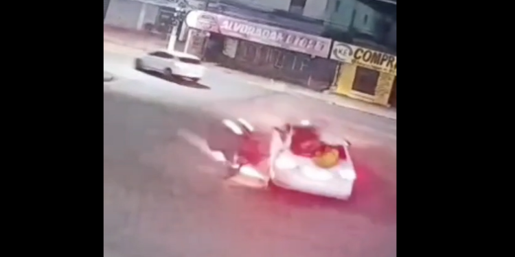 Vídeo: Entregadora fica f3rida após táxi avançar cruzamento e atingir moto na Grande Circular