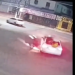Vídeo: Entregadora fica f3rida após táxi avançar cruzamento e atingir moto na Grande Circular