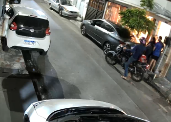 Vídeo: Casal é rendido na porta de casa e cr1m1nos0 at1ra para int1m1dar durante assalt0 em Manaus
