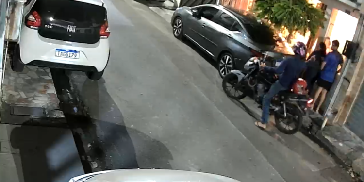 Vídeo: Casal é rendido na porta de casa e cr1m1nos0 at1ra para int1m1dar durante assalt0 em Manaus