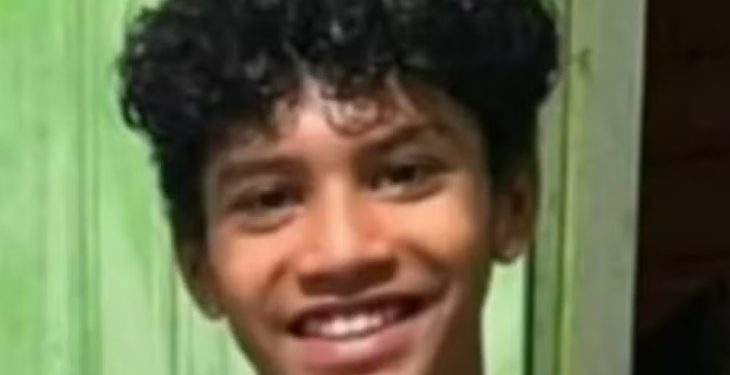 Saiba quem é o menino de 12 anos que está desaparecido no Amazonas após ser empurrado no rio