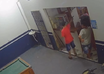 Vídeo: Homem dá t1r0 e deixa um ferido dentro do ‘Bar do Jacaré’, no interior do AM