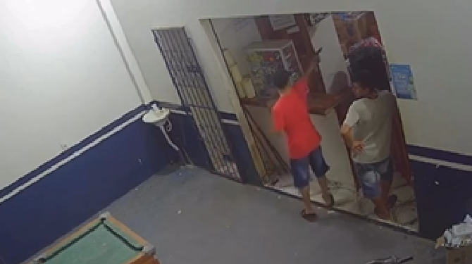 Vídeo: Homem dá t1r0 e deixa um ferido dentro do ‘Bar do Jacaré’, no interior do AM