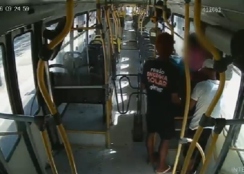 Vídeo: Polícia procura dupla que fingiu ser passageiros e assalt0u a linha 560 no Centro de Manaus