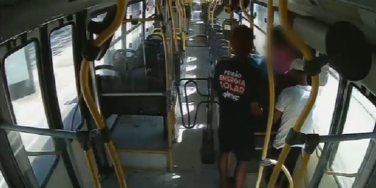 Vídeo: Polícia procura dupla que fingiu ser passageiros e assalt0u a linha 560 no Centro de Manaus