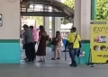 Vídeo flagra at@que de fúria em terminal rodoviário de Itacoatiara; homem de$trói guichê a socos