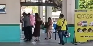 Vídeo flagra at@que de fúria em terminal rodoviário de Itacoatiara; homem de$trói guichê a socos