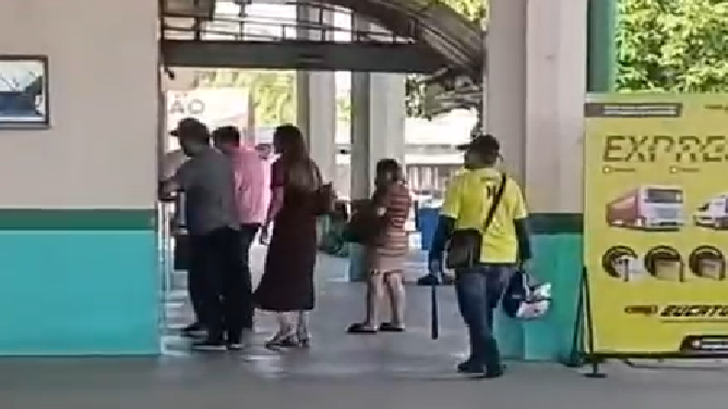 Vídeo flagra at@que de fúria em terminal rodoviário de Itacoatiara; homem de$trói guichê a socos