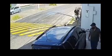Vídeo mostra momento em que dono do carro chega e dá de cara com ladrã0 em Manaus