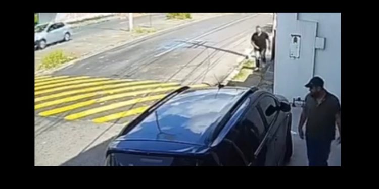Vídeo mostra momento em que dono do carro chega e dá de cara com ladrã0 em Manaus
