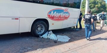 Casal m0rre perto do Café do Jesus ao entrar debaixo do ônibus com a moto