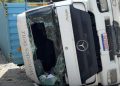 Motorista ferid0 sai da carreta pelo vidro da cabine em Manaus