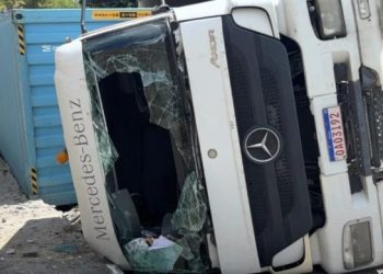 Motorista ferid0 sai da carreta pelo vidro da cabine em Manaus